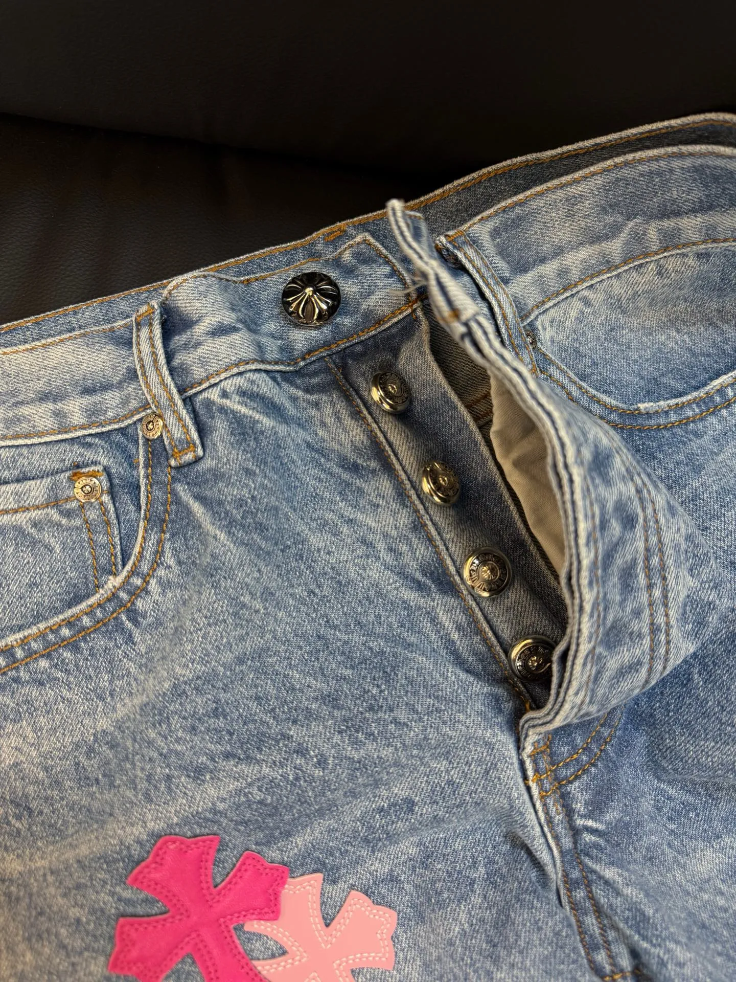 P280 Style number D: 311 Chrome Hearts washed blue and pink leather jeans Size: s-XXL (28 30 32 34 36) Color: washed blue Size reference 28 pants length 100 waist circumference 72 30 pants length 101 waist circumference 76 32 pants length 103 waist circumference 80 34 pants length 104 waist circumference 84 36 pants length 106 waist circumference 88
